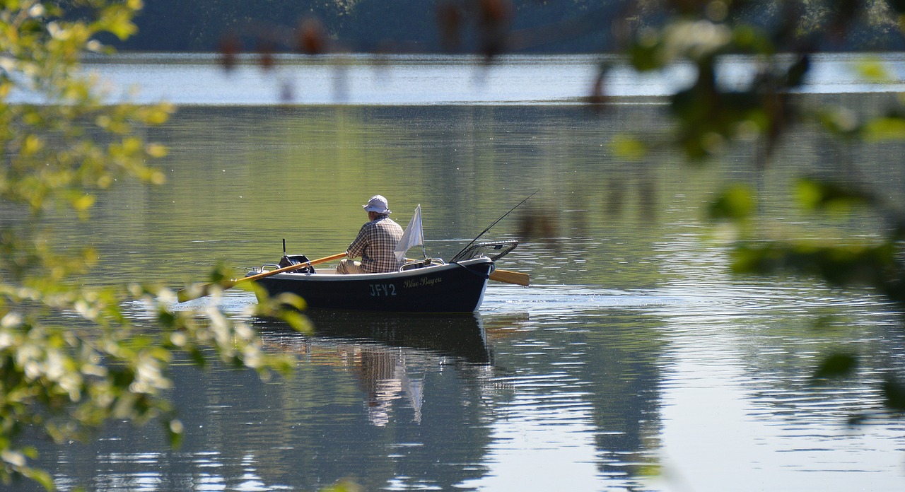 wędkarz na jeziorze