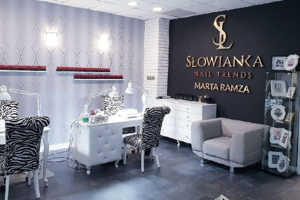 salon manicure