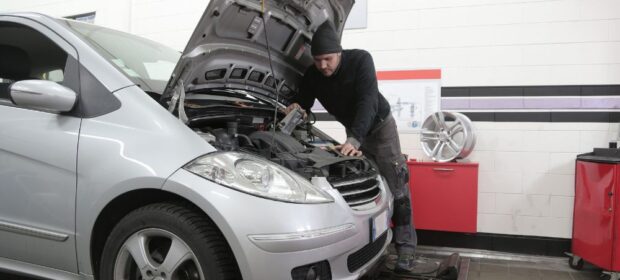Czym powinien zajmować się mechanik samochodowy w Krakowie?