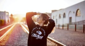 modne bluzy dla nastolatków - czerń zawsze jest trendy