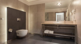 podstawowe wyposażenie łazienki hotelowej