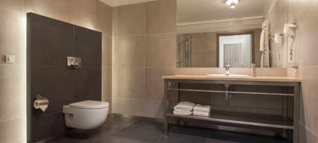 podstawowe wyposażenie łazienki hotelowej