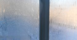 Dlaczego okna parują od wewnątrz? Poradnik