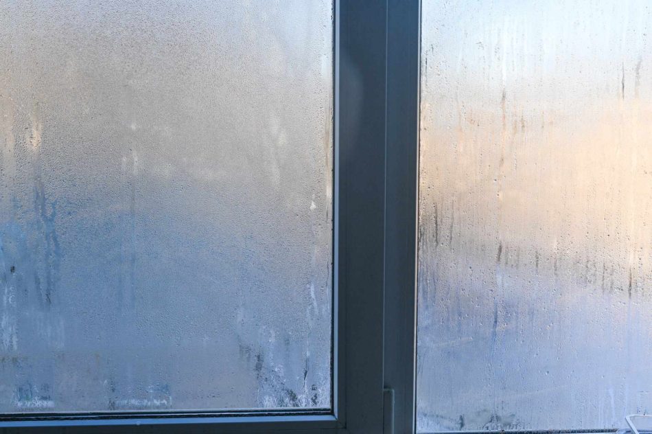 Dlaczego okna parują od wewnątrz? Poradnik